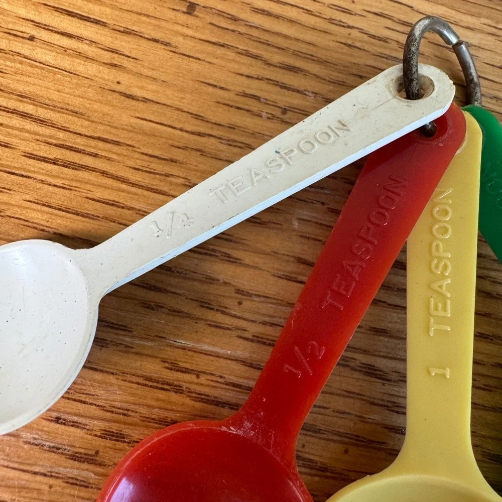 Vintage Hemco Plastics Measuring Spoons Set Primary Colors 4 Piece Retro Kitchen